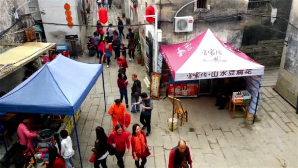 Shenzhen Guangdong Kina-Feb 11, 2016:People besöker en gammal traditionell kinesisk by i nyårshelgen i Feb 11,2016 i Shenzhen,Guangdong,China.Feb 8 är den första dagen av året av apa. — Stockvideo