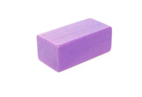 Кусок фиолетового деревянного игрушечного блока на белом фоне — стоковое фото