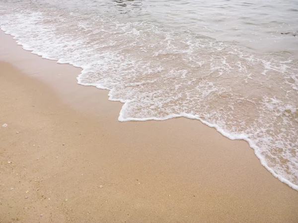 Sanfte Welle des Meeres an einem Sandstrand — Stockfoto