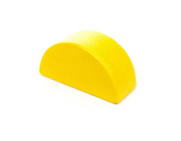 Stück gelber Holzspielzeugblock auf weißem Hintergrund — Stockfoto