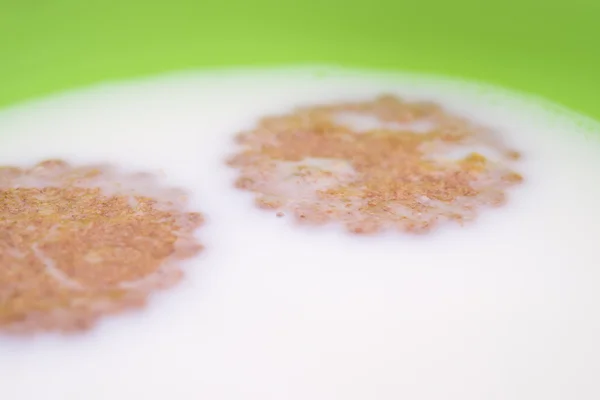 Galletas flotantes en un tazón de leche de cerca — Foto de Stock