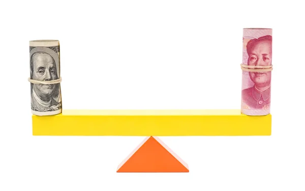 USD en rmb-saldo op teeterboard op witte achtergrond — Stockfoto