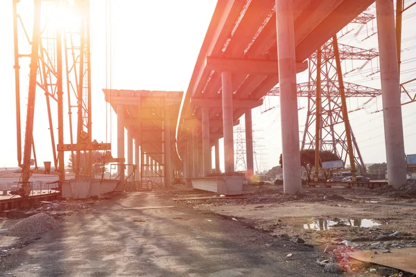 Estrada de concreto em construção contra o sol — Fotografia de Stock