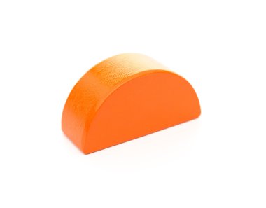 Beyaz arka plan üzerinde kubbe şekli turuncu ahşap oyuncak blok parçası