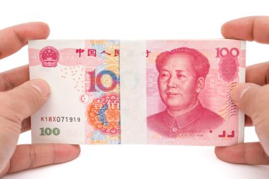 Beyaz Kırpma yoluyla üzerine 100 Rmb kağıt para yığını tutan el