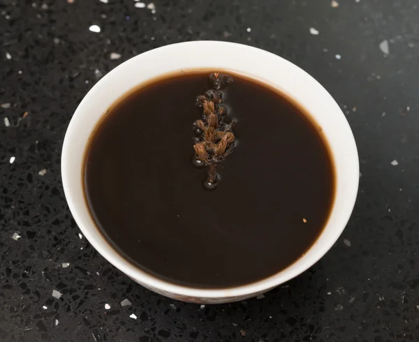 Schüssel mit chinesischem Kräutertee — Stockfoto