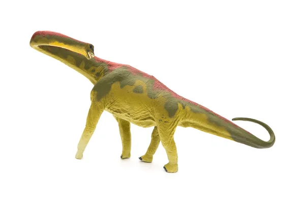 Vista lateral verde juguete Mamenchisaurus sobre un fondo blanco — Foto de Stock