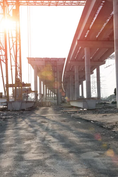 Estrada de concreto em construção contra o sol vertical — Fotografia de Stock