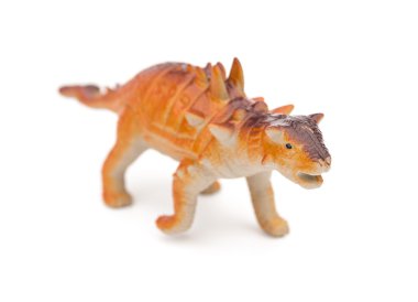 Beyaz bir arka planda turuncu Pinacosaurus oyuncak