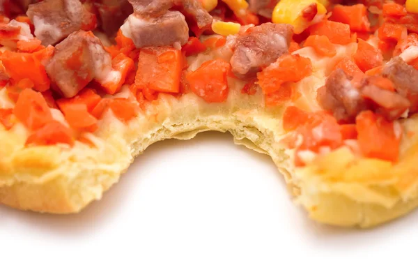 Pizza con maíz de carne y zanahoria con un bocado sobre fondo blanco de cerca — Foto de Stock