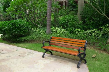 açık bir parkta sandalye