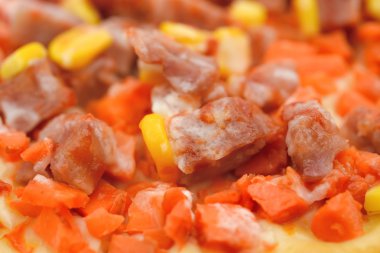et Mısır ve havuç ile pizza tepesine yakın çekim