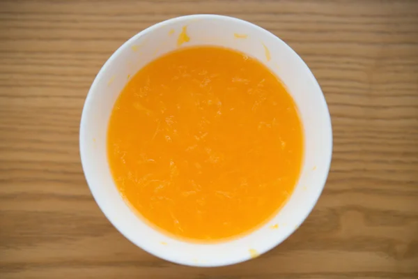 Castron de suc proaspăt de portocale pe o masă de lemn — Fotografie, imagine de stoc
