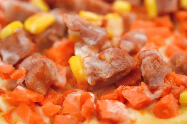 Encima de una pizza con maíz de carne y zanahoria de cerca — Foto de Stock