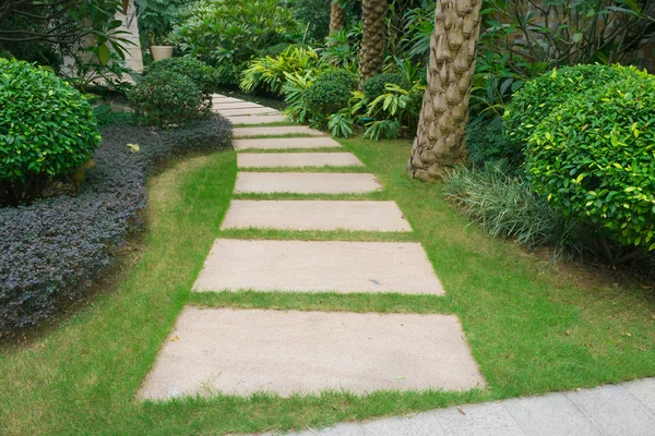 Caminho ao ar livre em um jardim — Fotografia de Stock