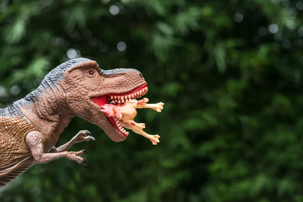 Gigantic tyrannosaurus catches a smaller dinosaur — Stock Photo, Image