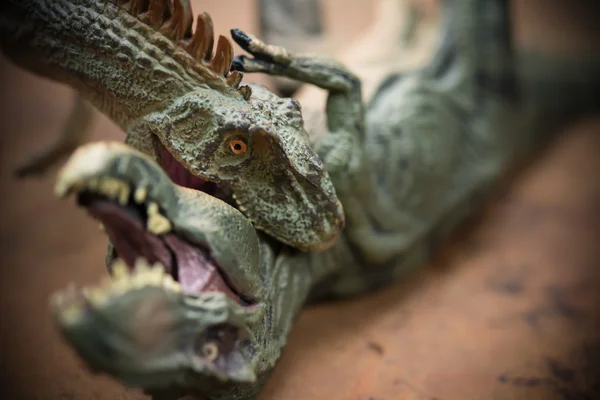 Аллозавр кусающий тираннозавра — стоковое фото