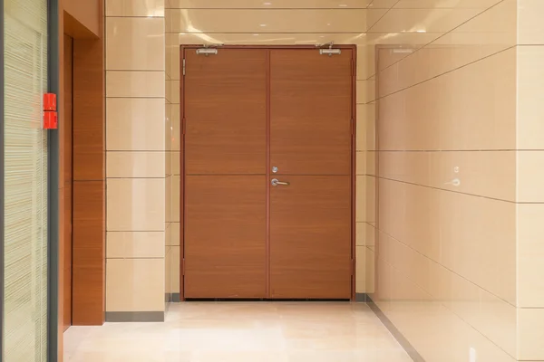 Door inside a commercial building — Stock Photo, Image