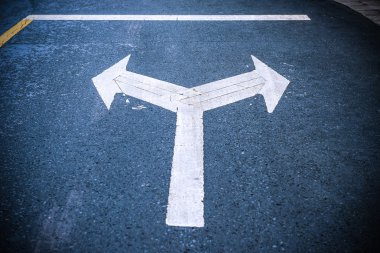 Çift mavi ses tonuyla blacktop yan beyaz yön okları