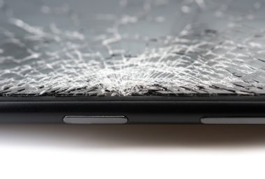 kırık ekran ile siyah bir akıllı telefon yakın çekim