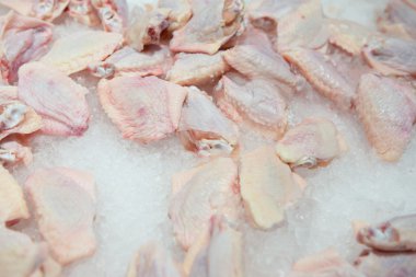 çiğ tavuk kanadı surpermarket satışında buz üstünde