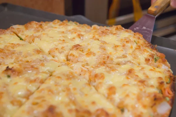 taze bir pizza bir dilim alarak