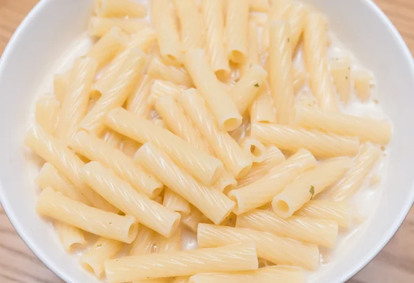 Verse Italiaanse pasta met kaassaus in een kom — Stockfoto