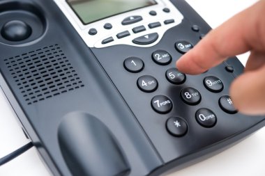 adam siyah telefon çevirme yakın çekim