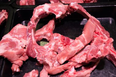 çiğ Domuz kaburga bir süpermarkette satışa