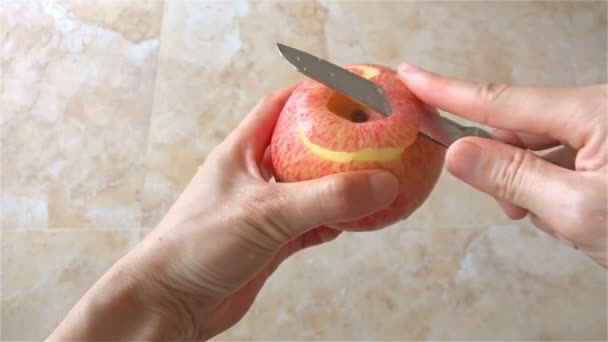 Első felében a hölgy vágás egy almát bőrt kés 4k második felében, majd — Stock videók
