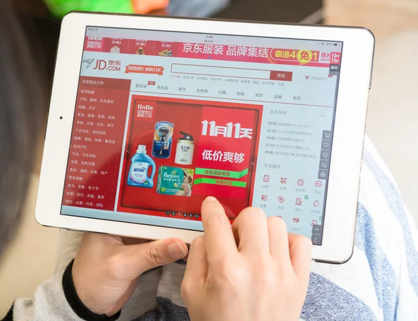 Молодая женщина делает покупки через ipad на JD в китайский день онлайн покупок — стоковое фото