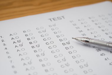 yanıtlar ve tükenmez kalem ile test puanı levha