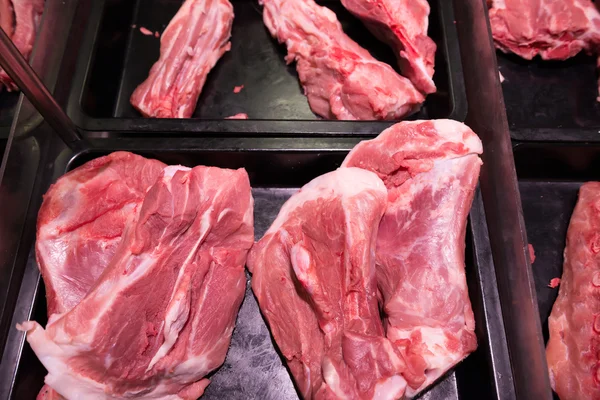 Costelas de porco cruas à venda em um supermercado — Fotografia de Stock