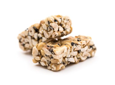 iki adet tatlı fıstık puffs üzerine beyaz bir arka plan