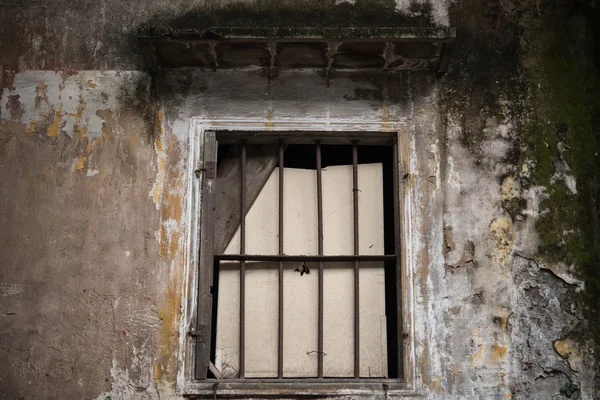 Gamla smutsiga fönster på gamla smutsiga vägg — Stockfoto