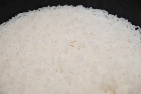 Arroz al vapor en la olla interior de la olla de arroz eléctrica — Foto de Stock