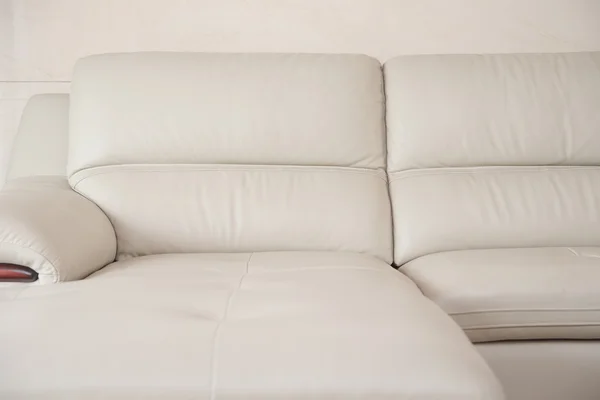 Grijze comfortabele en stijlvolle sofa — Stockfoto