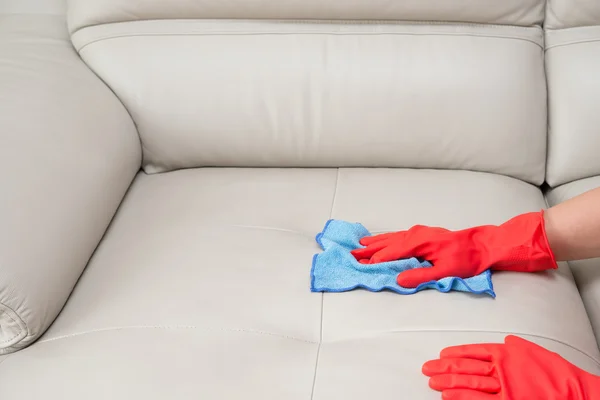 Bőr kanapé otthon takarítás — Stock Fotó