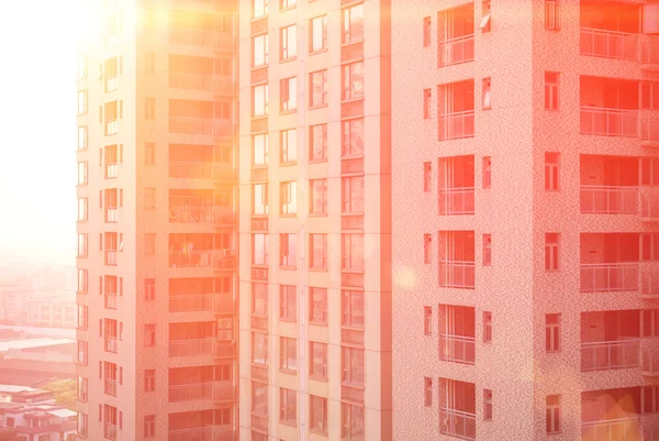 Edificio residencial contra el sol naciente en la mañana —  Fotos de Stock
