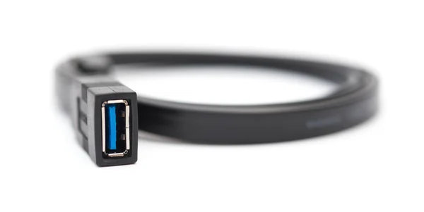 Черный кабель USB на белом фоне — стоковое фото