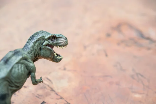 Tyrannosaurus speelgoed op rots met kopie ruimte — Stockfoto