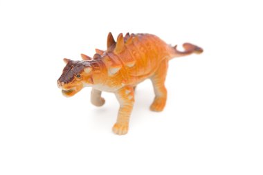 Beyaz bir arka planda turuncu Pinacosaurus oyuncak