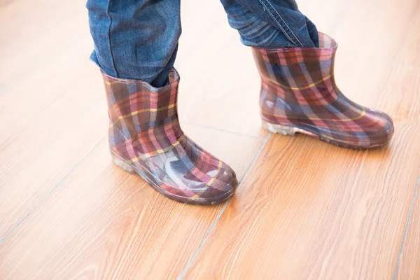 Bambino che indossa stivali di gomma impermeabili — Foto Stock