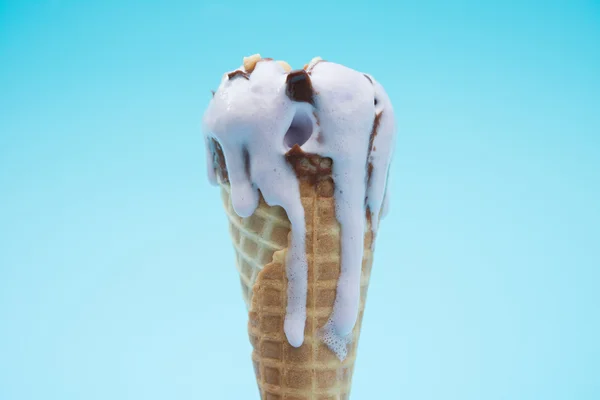 Арахісовий смак морозива конус тане на синій спині — стокове фото