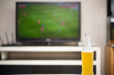 bir şişe bira önünde ve bir Tv backgroud futbol maçında yayın ile ev iç