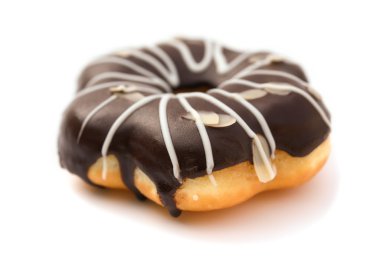 yan görünümü çikolata tadı çörek beyaz arka plan üzerinde