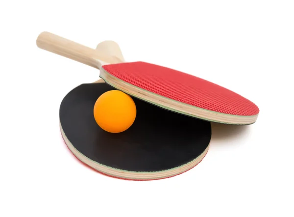 Två pingpong racketar och en boll på vitt med urklippsbana — Stockfoto