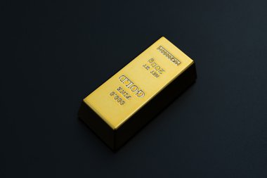 siyah bir zemin üzerine altın bar parçası