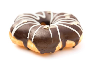 yan görünümü çikolata tadı çörek beyaz arka plan üzerinde