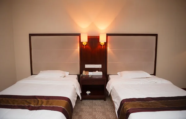 Dos camas en una habitación de hotel — Foto de Stock